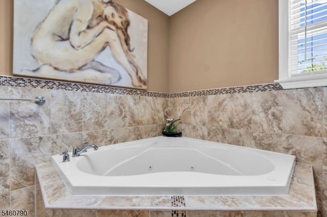 576 Richfield Ave, Kenilworth Boro, NJ 07033