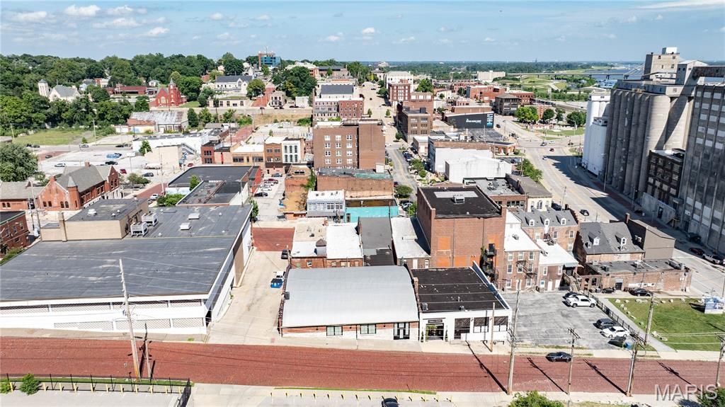Image 2 of property listing at 309 Wall Street, Alton, IL 62002