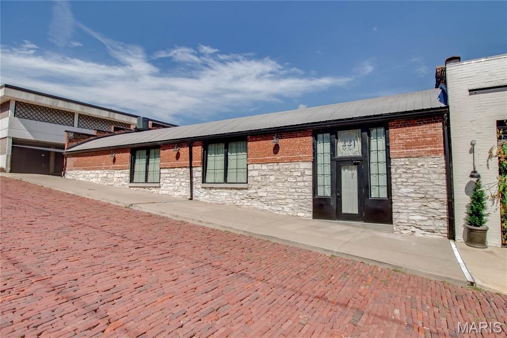 Image 11 of property listing at 309 Wall Street, Alton, IL 62002