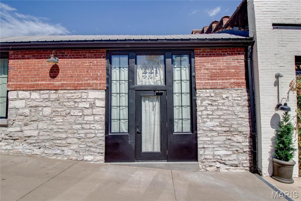 Image 12 of property listing at 309 Wall Street, Alton, IL 62002