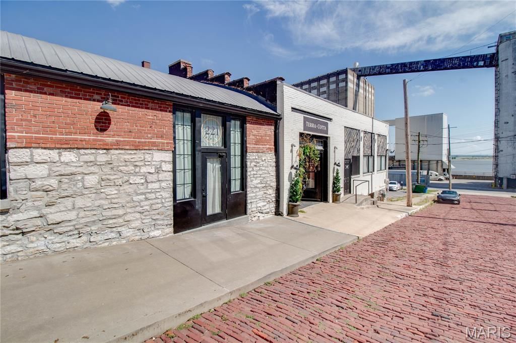 Image 13 of property listing at 309 Wall Street, Alton, IL 62002
