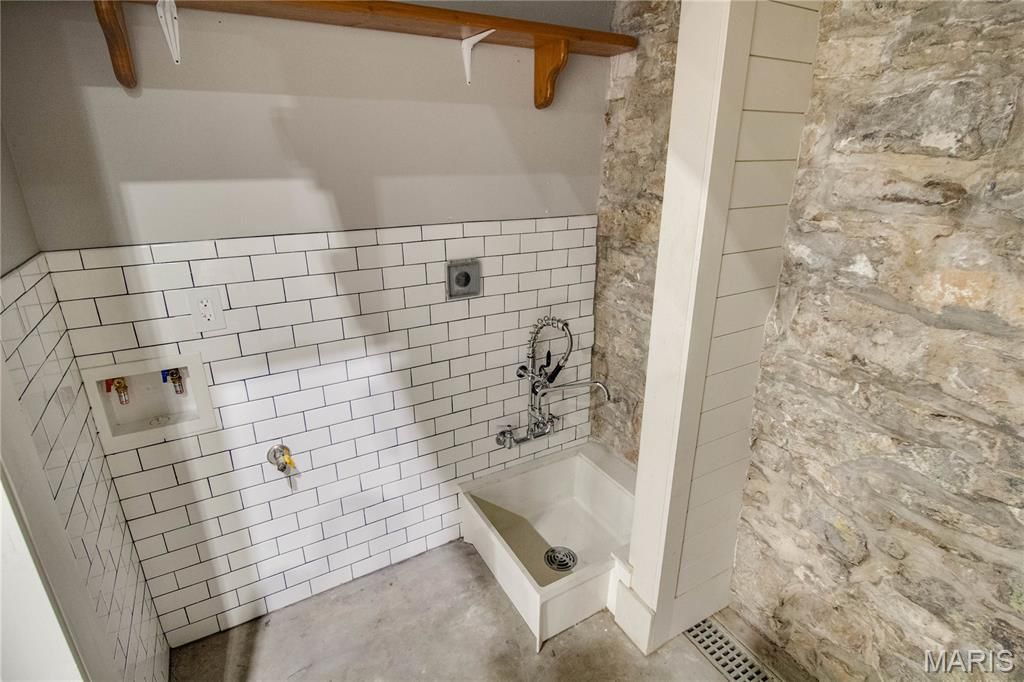 Image 27 of property listing at 309 Wall Street, Alton, IL 62002