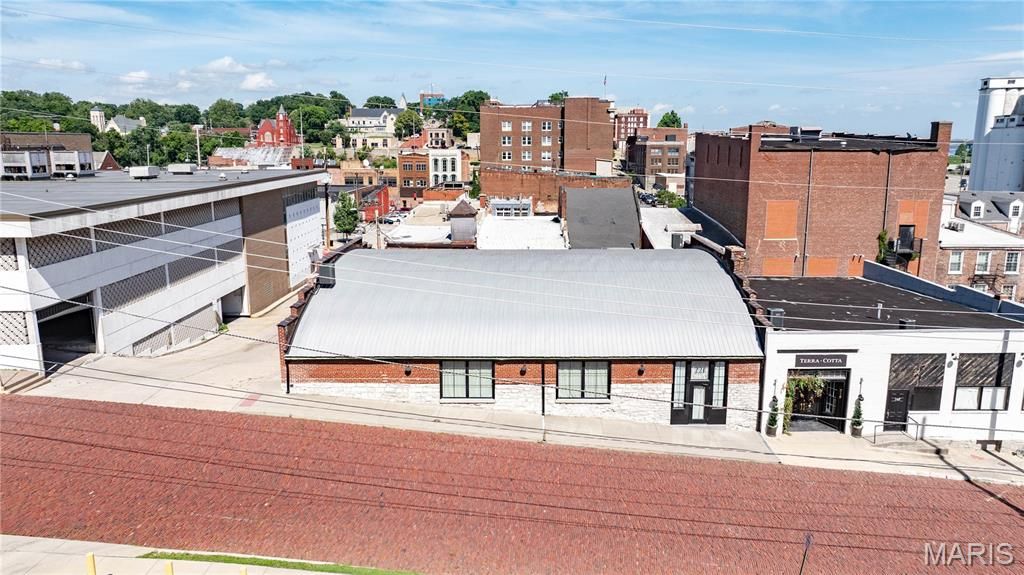 Image 4 of property listing at 309 Wall Street, Alton, IL 62002