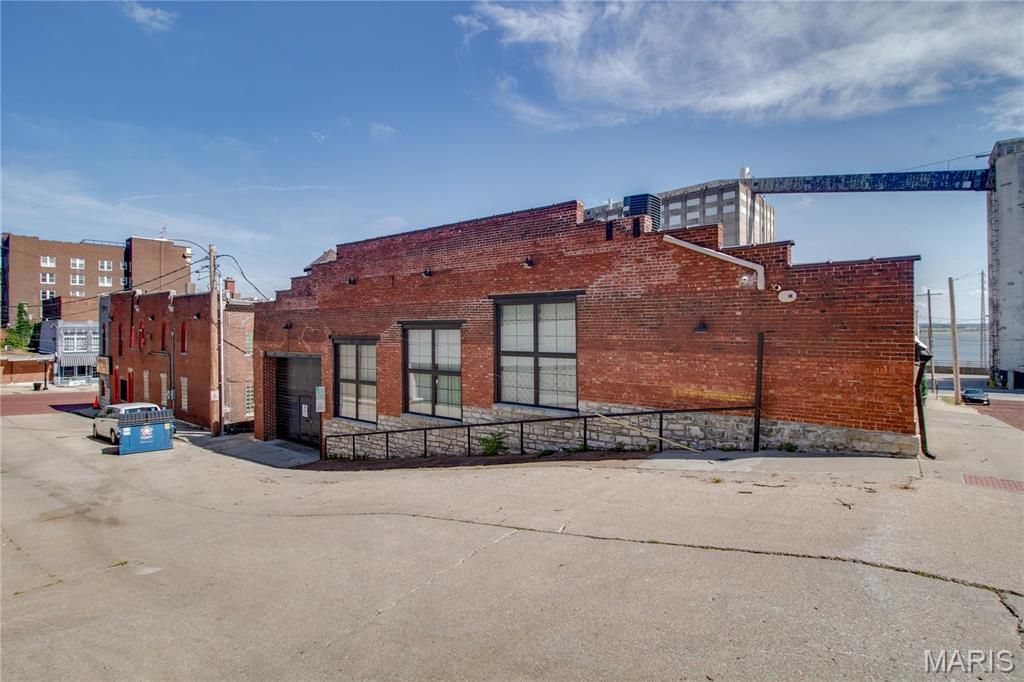 Image 32 of property listing at 309 Wall Street, Alton, IL 62002