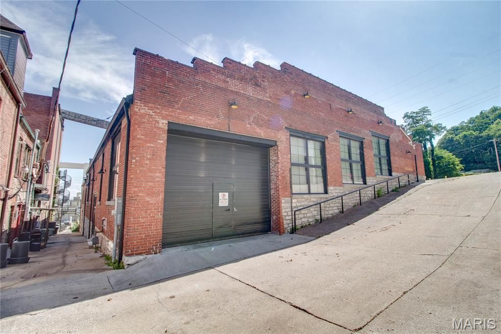 Image 33 of property listing at 309 Wall Street, Alton, IL 62002