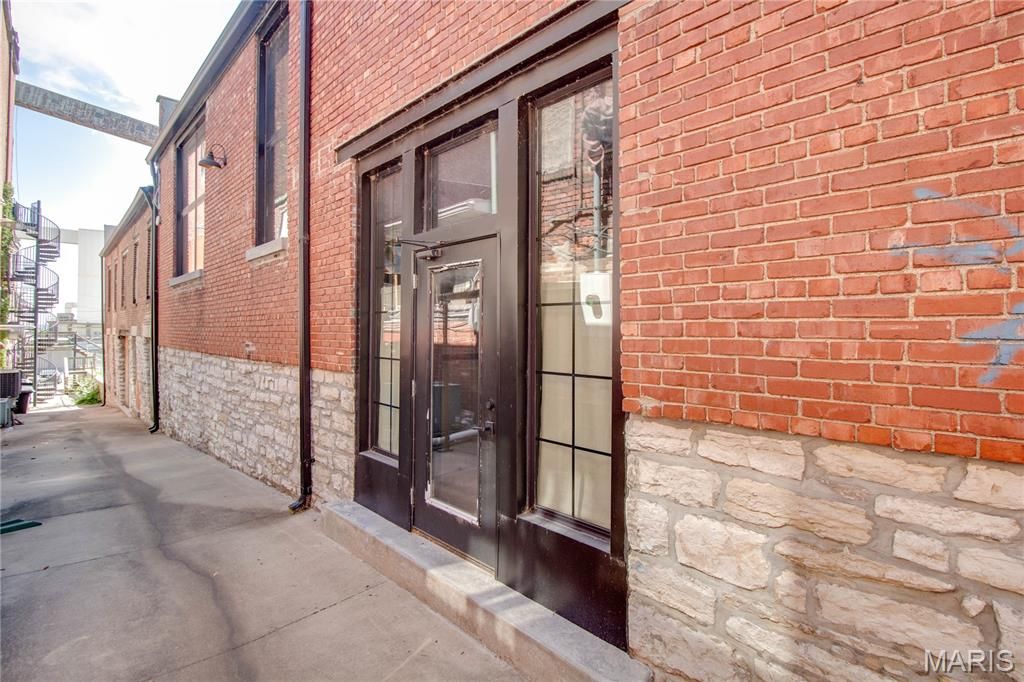 Image 35 of property listing at 309 Wall Street, Alton, IL 62002