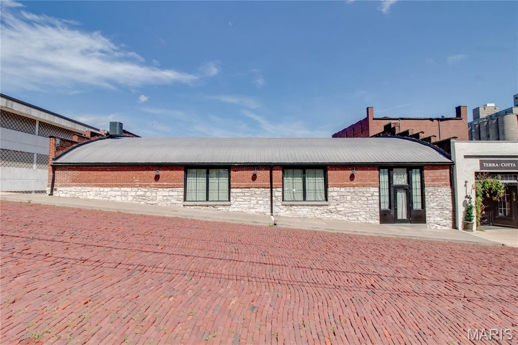 Image 9 of property listing at 309 Wall Street, Alton, IL 62002
