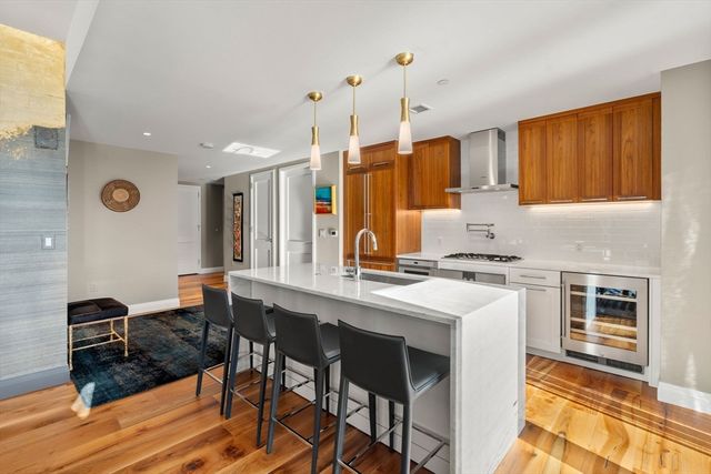 300 Pier 4 Blvd 6M, Boston, MA 02110