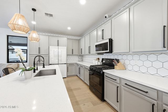 25689 N 140th Lane, Surprise, AZ 85387