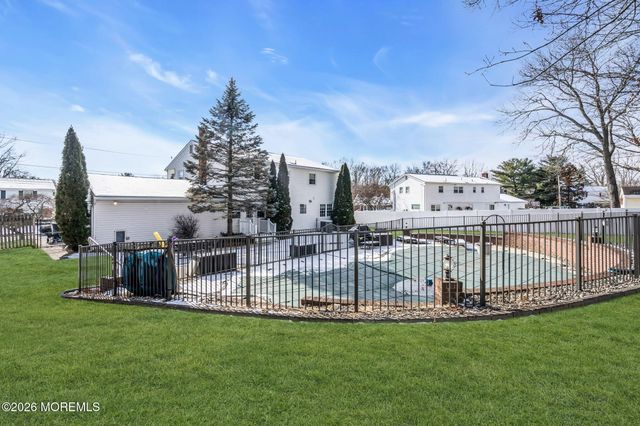 4 Meadowbrook Drive, Howell, NJ 07731