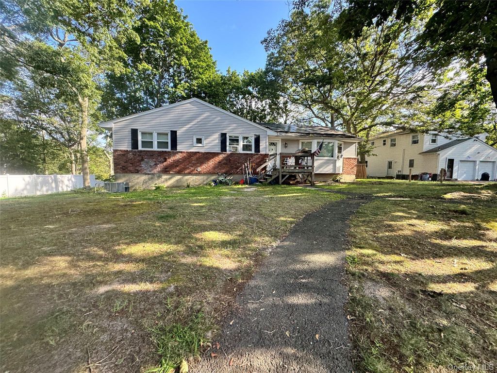 3 Somerset Court, East Setauket, NY 11733