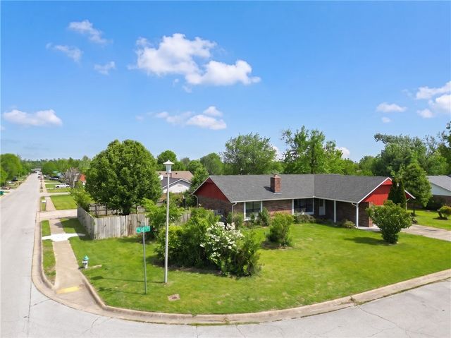 1725 S 15th Street, Rogers, AR 72758