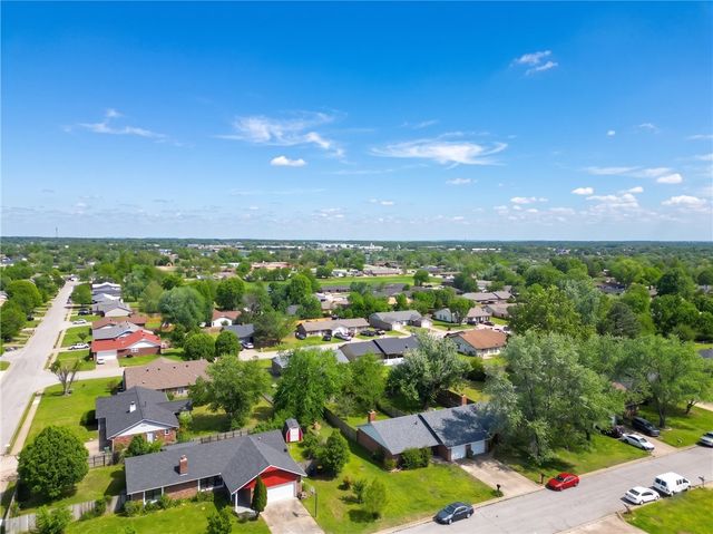1725 S 15th Street, Rogers, AR 72758