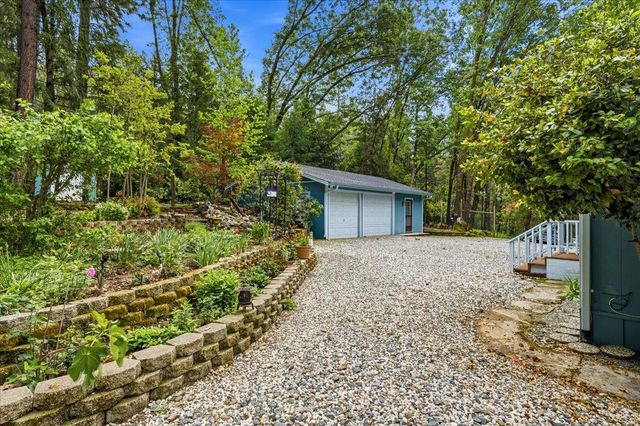 12863 Blue Jay Ct, Grass Valley, CA 95949