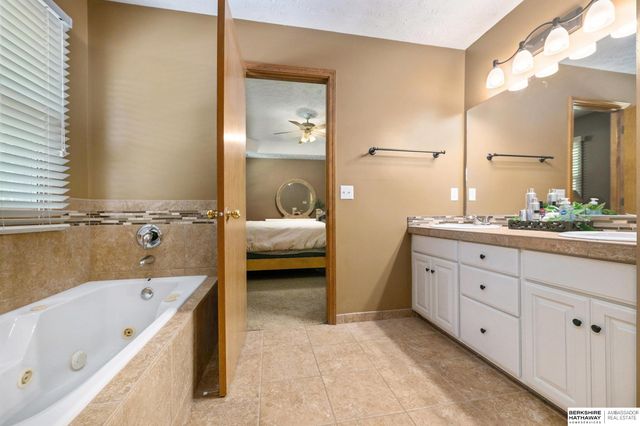 5121 N 137th Street, Omaha, NE 68164