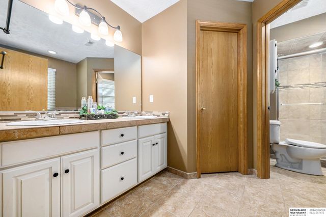 5121 N 137th Street, Omaha, NE 68164