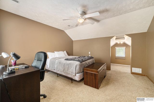 5121 N 137th Street, Omaha, NE 68164