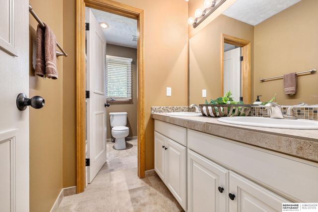 5121 N 137th Street, Omaha, NE 68164