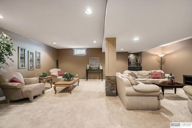 5121 N 137th Street, Omaha, NE 68164