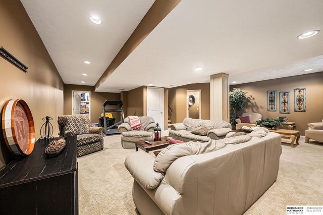 5121 N 137th Street, Omaha, NE 68164