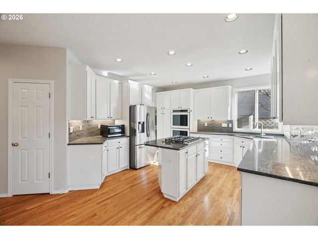 4716 AVERY Ln, Lake Oswego, OR 97035