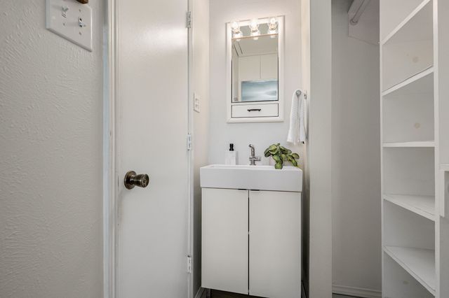 5505 Creek Valley Drive, Arlington, TX 76018