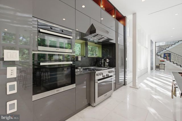 6304 OLD DOMINION DR, Mclean, VA 22101