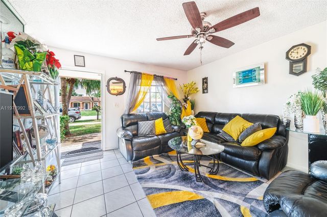 419 SW 80th Ave, Pompano Beach, FL 33068