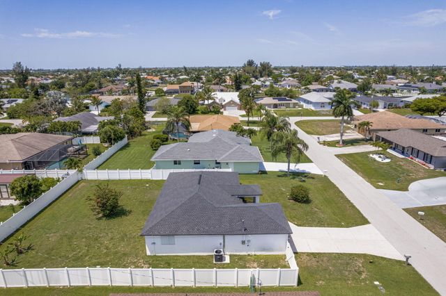 610 SE 21st Lane, Cape Coral, FL 33990