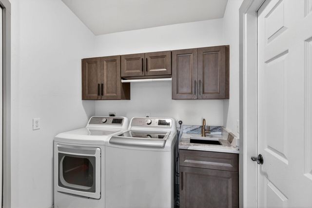 610 SE 21st Lane, Cape Coral, FL 33990