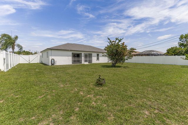 610 SE 21st Lane, Cape Coral, FL 33990