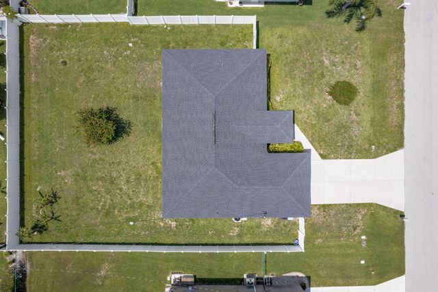 610 SE 21st Lane, Cape Coral, FL 33990