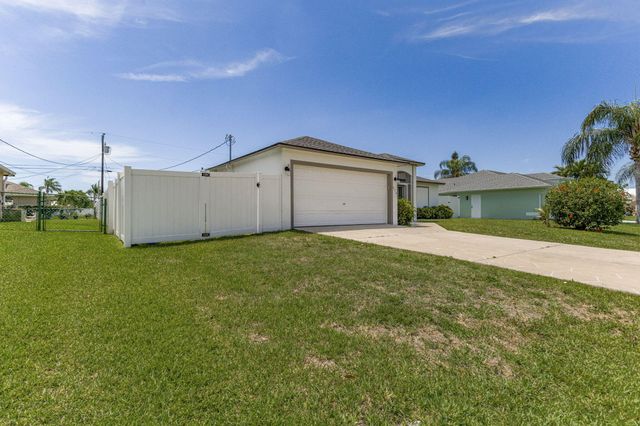 610 SE 21st Lane, Cape Coral, FL 33990