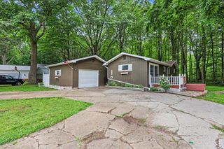 17700 Thornapple Drive, Ferrysburg City, MI 49456