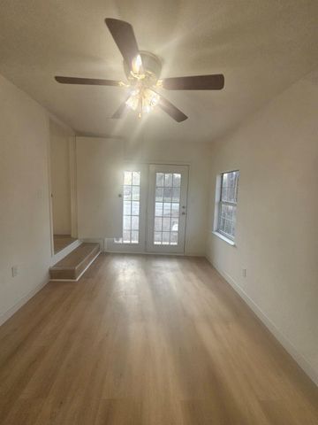 1300 Hondo ST, Lockhart, TX 78644