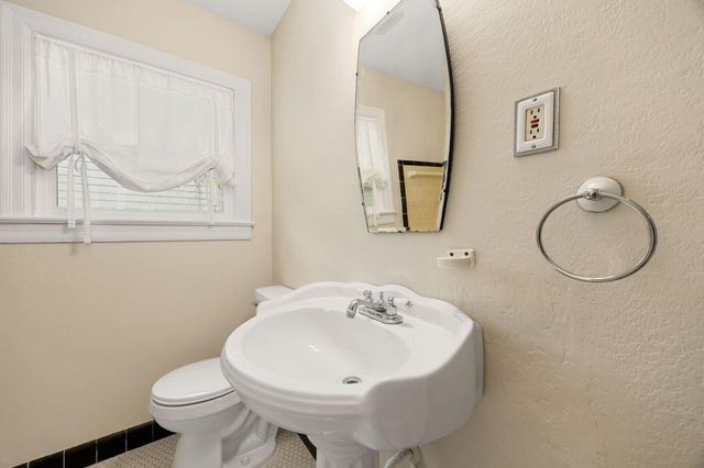 1067 W 43rd Street, Houston, TX 77018