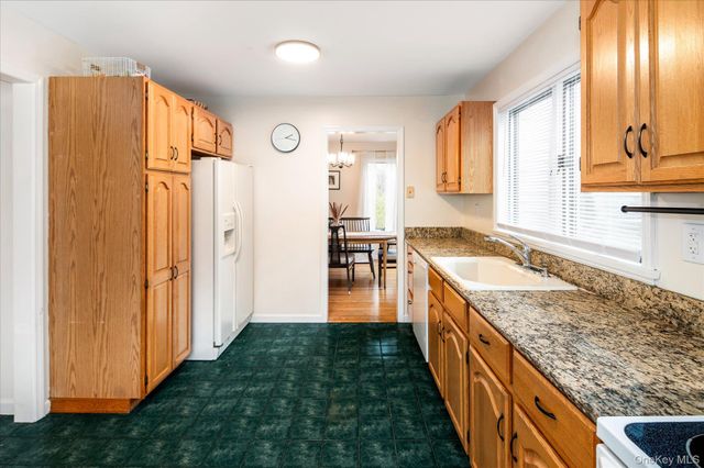 34 Adela Court, Yorktown Heights, NY 10598