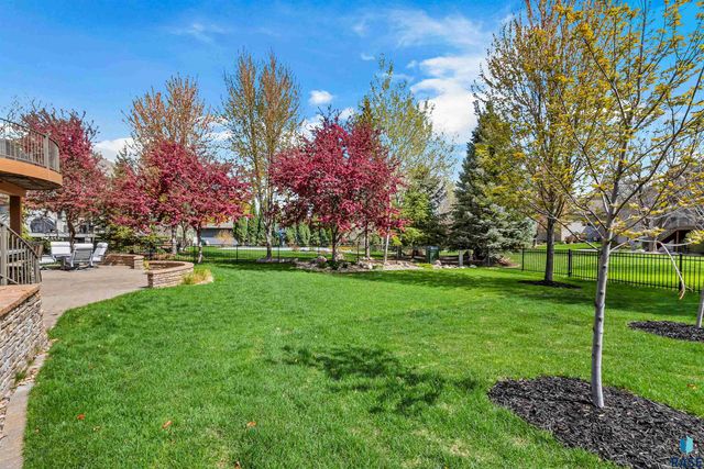 5604 S Jersey Tess Dr Drive, Sioux Falls, SD 57108