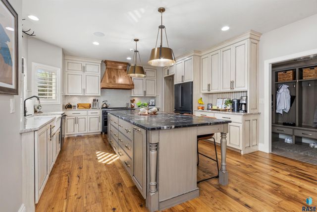 5604 S Jersey Tess Dr Drive, Sioux Falls, SD 57108