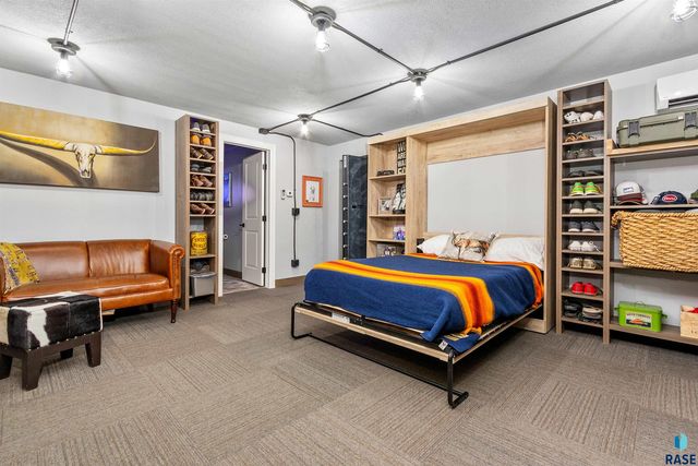 5604 S Jersey Tess Dr Drive, Sioux Falls, SD 57108