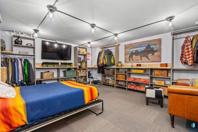 5604 S Jersey Tess Dr Drive, Sioux Falls, SD 57108