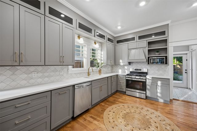 206 S Edgefield Avenue, Dallas, TX 75208