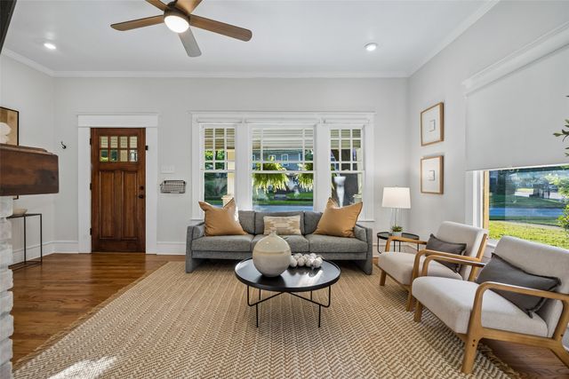 206 S Edgefield Avenue, Dallas, TX 75208