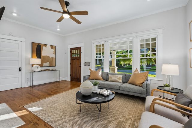 206 S Edgefield Avenue, Dallas, TX 75208