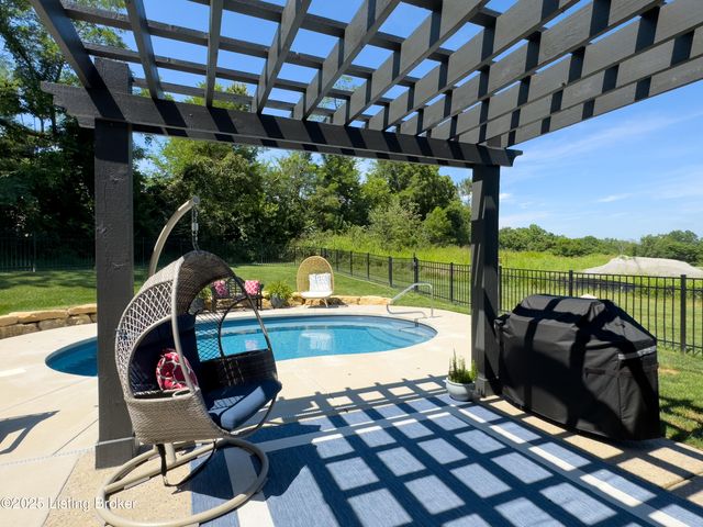 2002 N Beckley Station Rd, Louisville, KY 40245