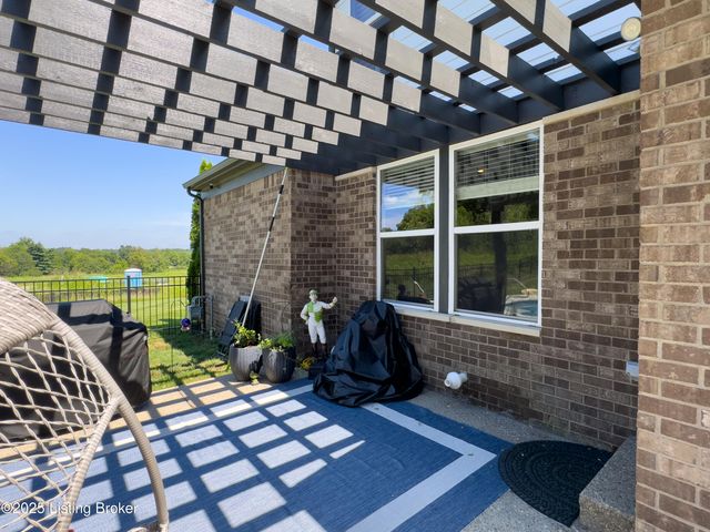2002 N Beckley Station Rd, Louisville, KY 40245