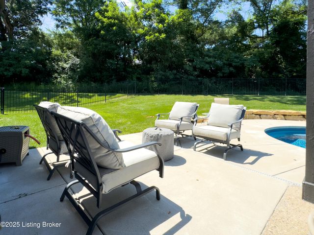 2002 N Beckley Station Rd, Louisville, KY 40245
