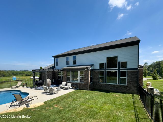 2002 N Beckley Station Rd, Louisville, KY 40245
