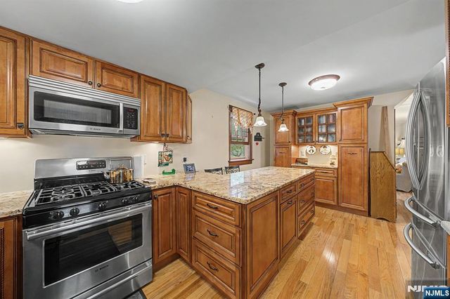 41 Poplar Street, Oakland, NJ 07436