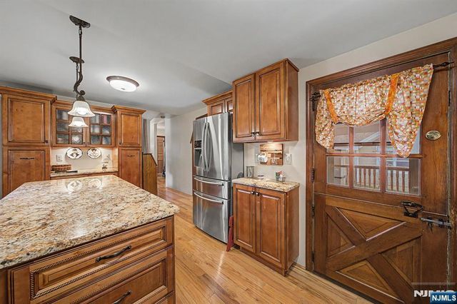 41 Poplar Street, Oakland, NJ 07436